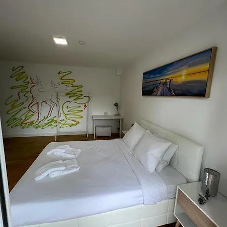 Guest house Oieras 2 - Large Double With En-suite Bathroom And Balcony